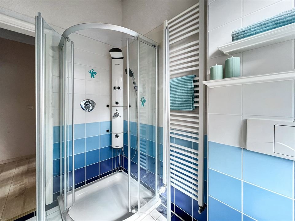 Modernes Wellness-Bad mit Massagedusche im Ferienhaus
